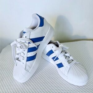 Adidas Kids Sneakers in White and Blue